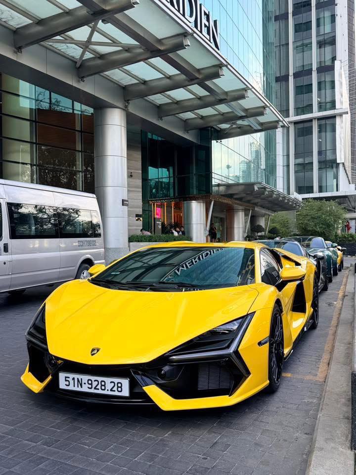 Lamborghini Revuelto đầu tiên tại Việt Nam ra biển: Xe đắt ngang 4 căn chung cư cao cấp nhưng tiền biển 'check var' xong mới bất ngờ - Ảnh 2