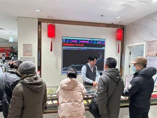 Không riêng Việt Nam, nhà đầu tư ở quốc gia này cũng ồ ạt mang áo ấm xếp hàng từ sáng sớm để mua vàng mua bạc - Ảnh 1