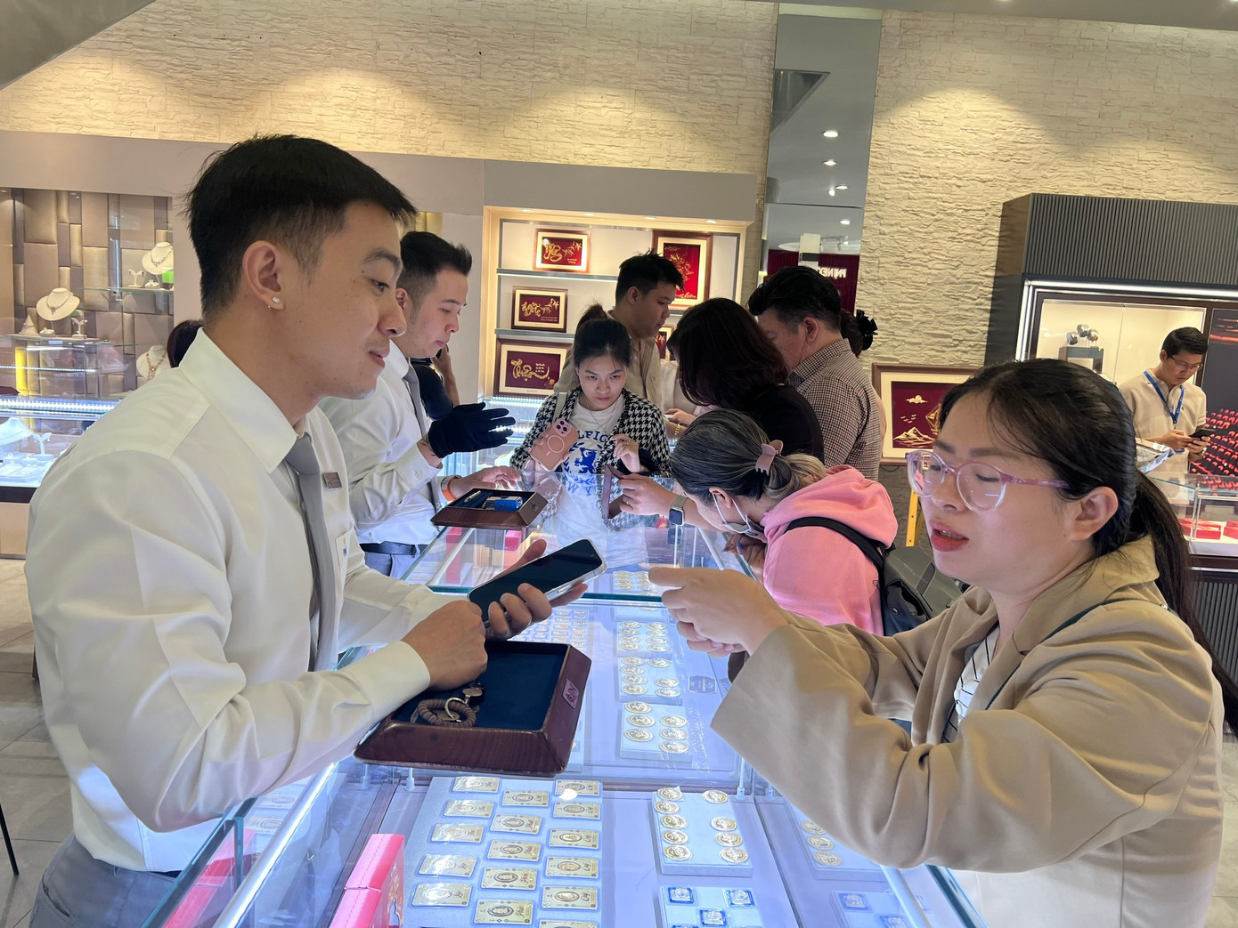 Nhiều người ngỡ ngàng vì mua được vàng quá dễ dàng - Ảnh 7