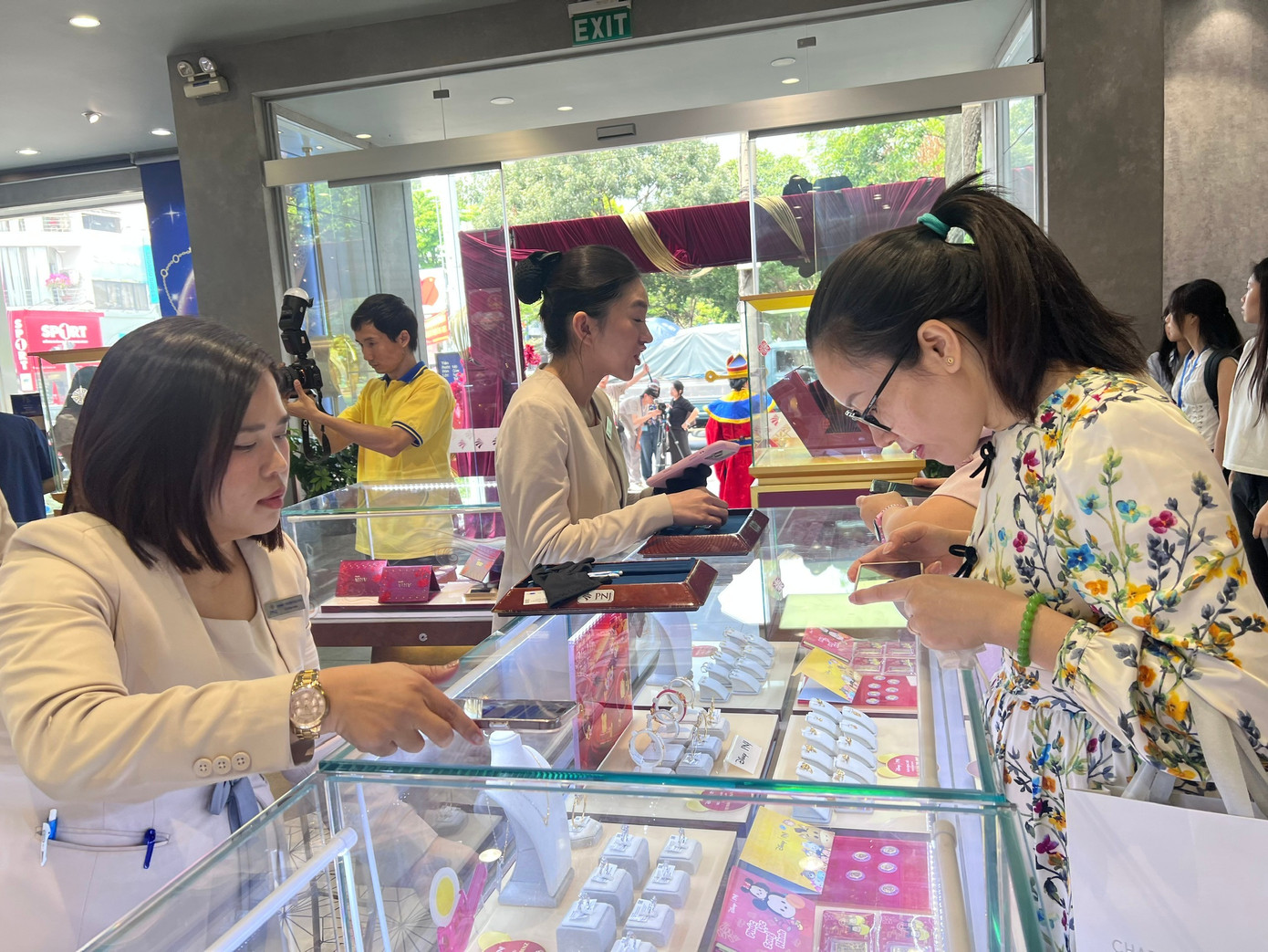 Nhiều người ngỡ ngàng vì mua được vàng quá dễ dàng - Ảnh 6