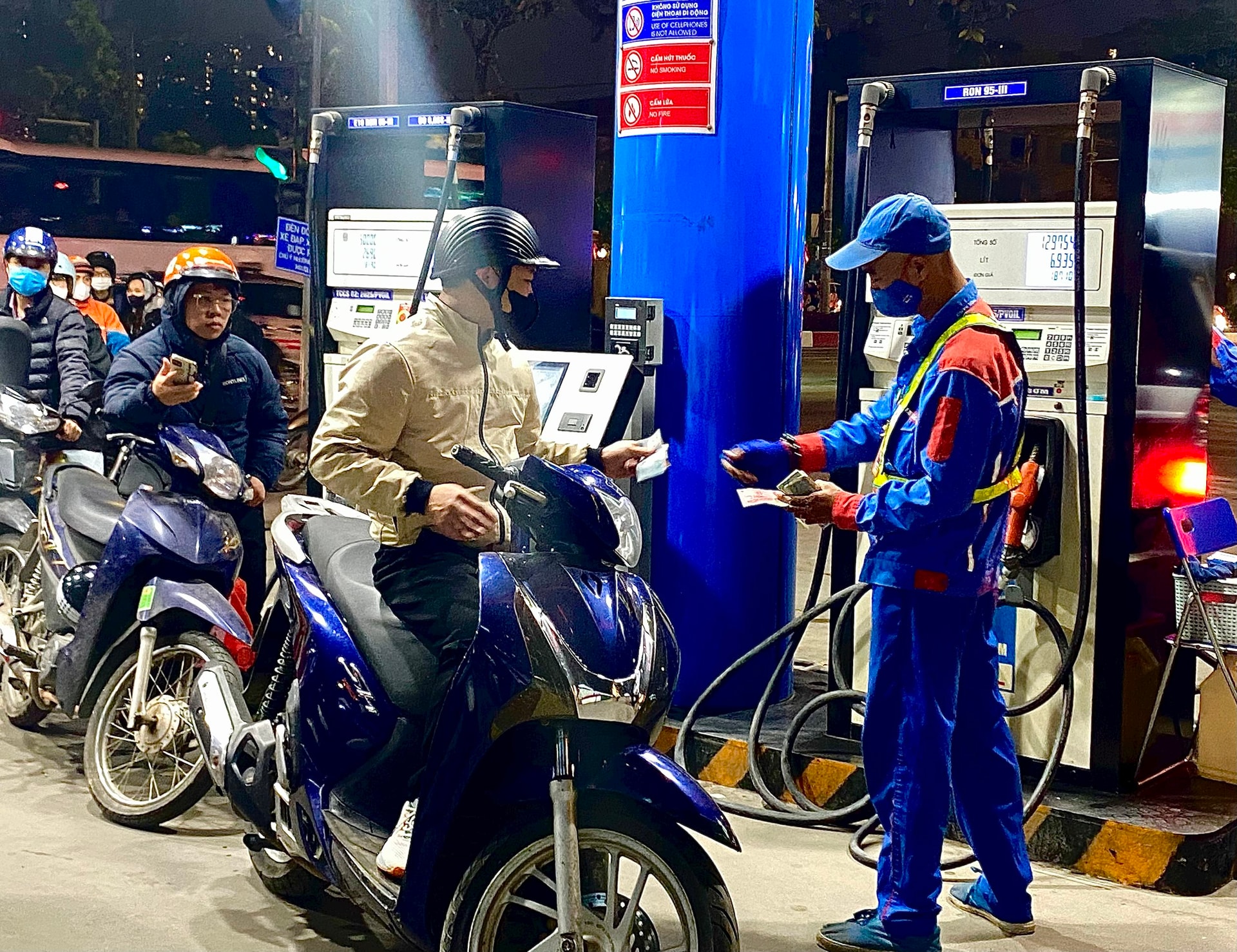 Hơn 20 thương nhân phân phối xăng dầu rút khỏi thị trường: Bộ Công Thương nói gì? - Ảnh 1