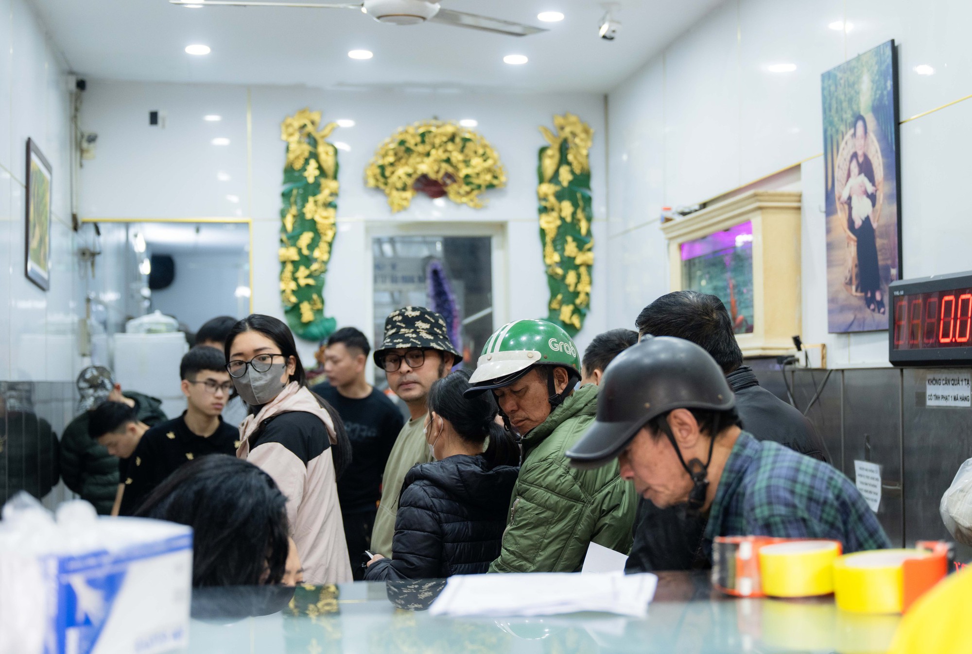 Xếp hàng cả trăm mét mua nem chua ở Hà Nội: Người phải chờ 50 khách, kẻ được "chen hàng" nhờ tấm thẻ đặc biệt - Ảnh 16