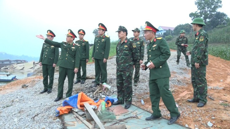 Quân khu 2 khảo sát bắc cầu phao qua sông Lô, đảm bảo giao thông trước Tết - Ảnh 1