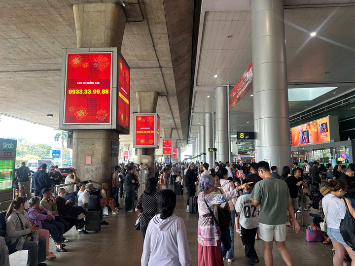 Mùng 5 Tết, sân bay Tân Sơn Nhất tiếp tục đón lượng khách kỷ lục - Ảnh 1