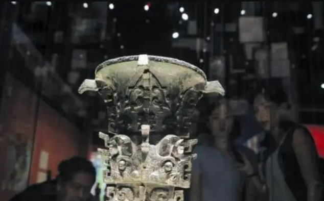 Đống "đất thải" bị bỏ quên ven đường 30 ngày không ai để ý, chuyên gia nhặt lên rồi trở thành quốc bảo - Ảnh 1