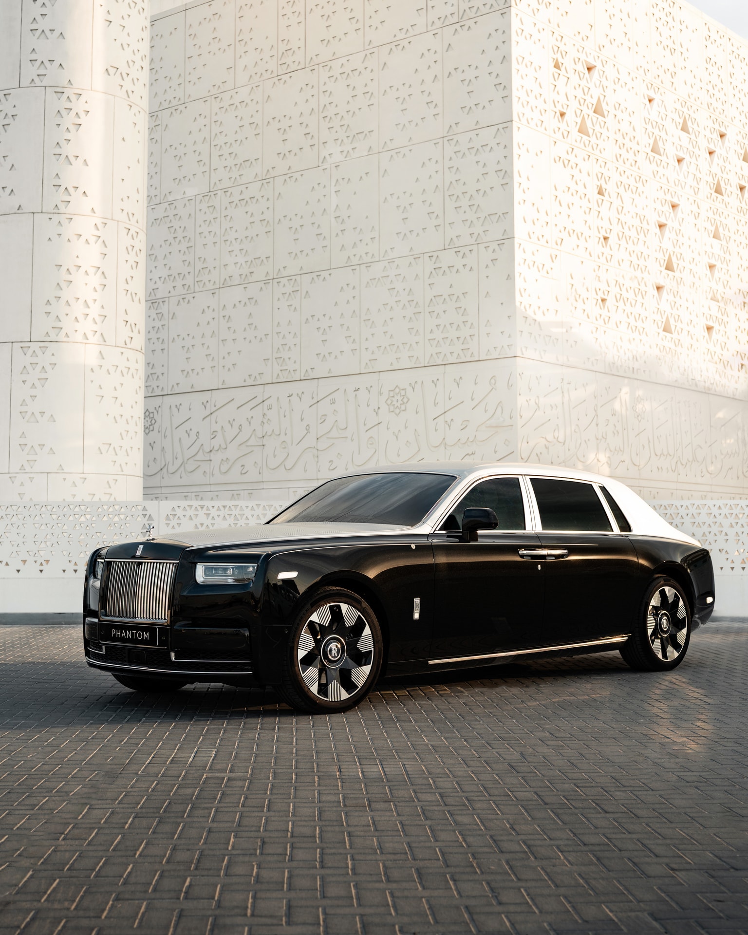 Rolls-Royce Phantom có bản khắc laser độc nhất thế giới: Hoạ tiết có thể gây hoa mắt, độ sâu vết khắc dày gần gấp đôi tờ tiền - Ảnh 1