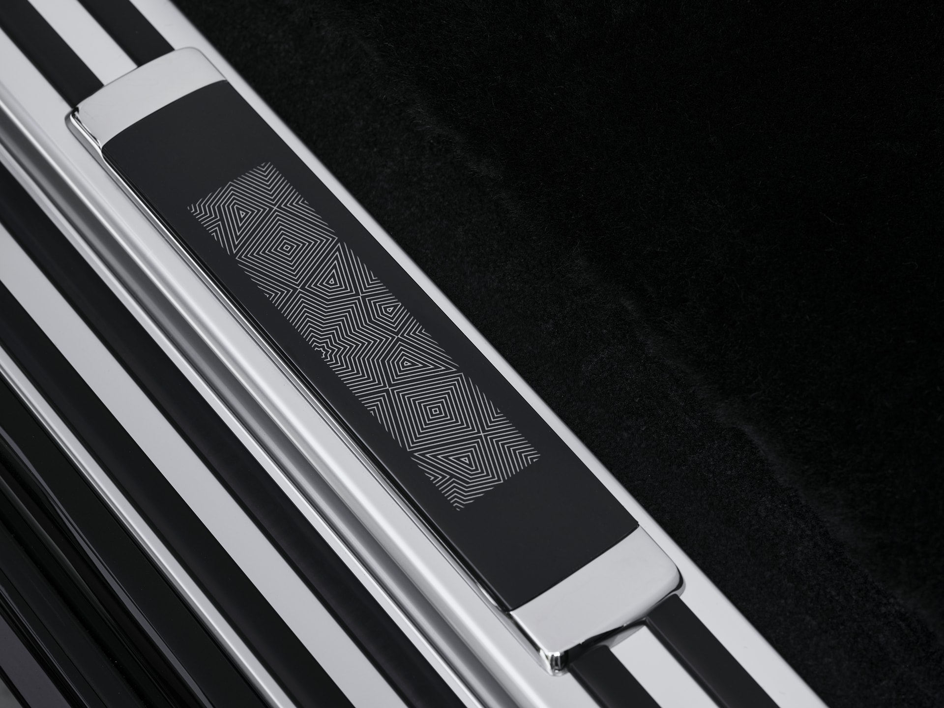 Rolls-Royce Phantom có bản khắc laser độc nhất thế giới: Hoạ tiết có thể gây hoa mắt, độ sâu vết khắc dày gần gấp đôi tờ tiền - Ảnh 4