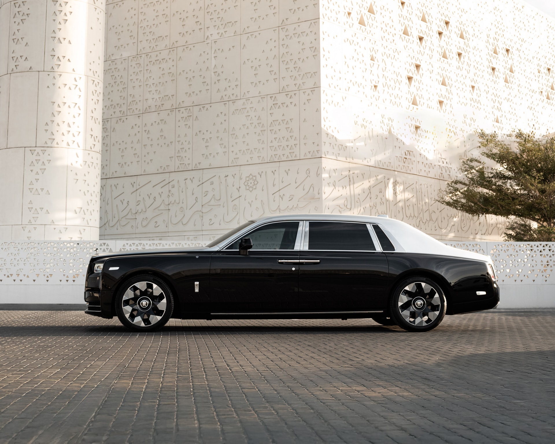 Rolls-Royce Phantom có bản khắc laser độc nhất thế giới: Hoạ tiết có thể gây hoa mắt, độ sâu vết khắc dày gần gấp đôi tờ tiền - Ảnh 5