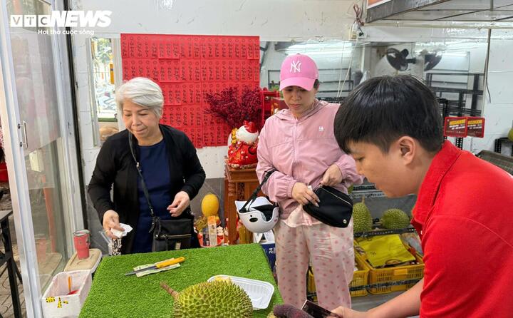 Sầu riêng tiền triệu 'cháy hàng' dịp Tết, Việt kiều về nước săn lùng đặc sản - Ảnh 4