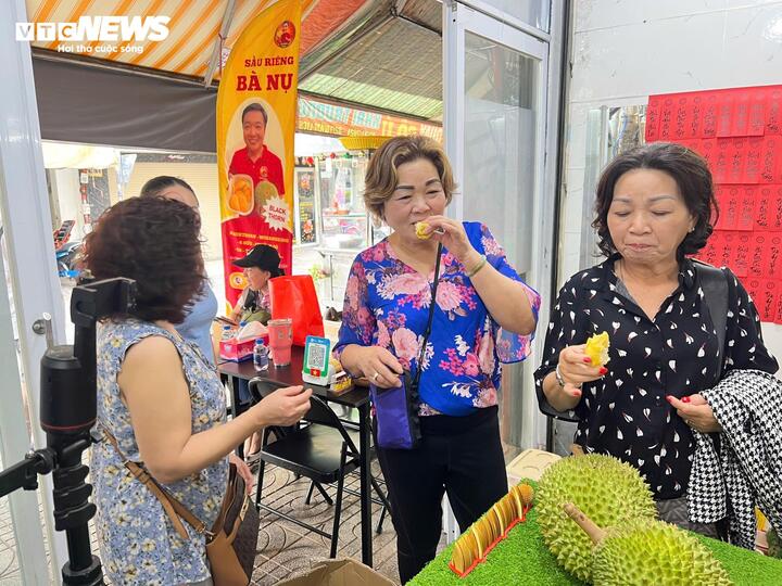 Sầu riêng tiền triệu 'cháy hàng' dịp Tết, Việt kiều về nước săn lùng đặc sản - Ảnh 1