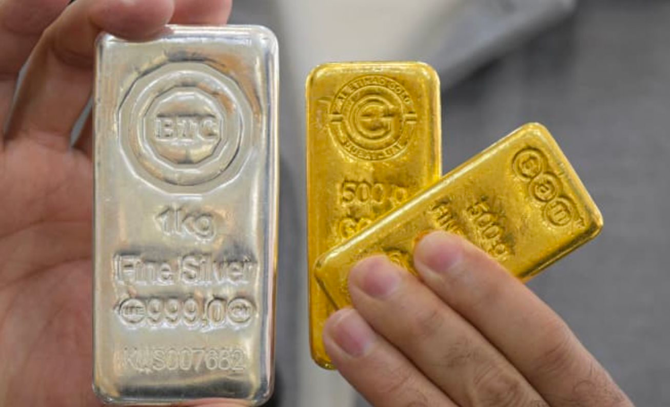 Giá vàng và bạc 'rơi tự do' chỉ trong 20 tiếng: Lộ 'cá mập' đứng sau khiến thị trường kim loại quý chao đảo, chứng kiến mức giảm chưa từng có - Ảnh 1