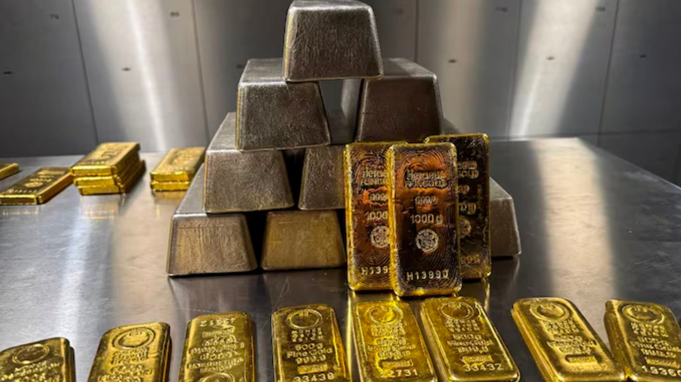 Bí mật bị phơi bày: Hàng loạt 'cá mập' đứng sau đã âm thầm rút tiền trước khi cú sập khiến thị trường vàng, bạc chao đảo - Ảnh 1