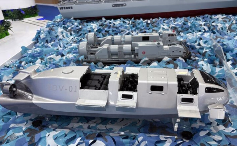 Trung Quốc hé lộ mẫu tàu bí mật chuyên chở người nhái - Ảnh 1