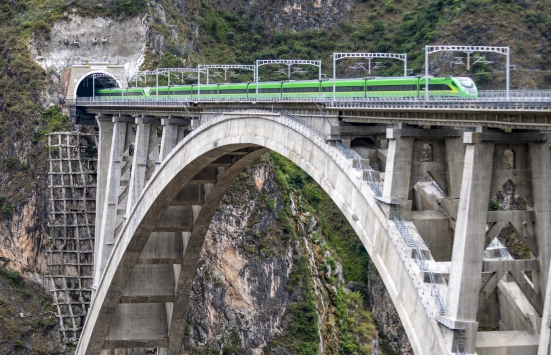 14 năm khoét núi, hơn 150.000 “bể bơi” nước tràn vào khi đào hầm: Láng giềng Việt Nam sắp hoàn thành tuyến đường đi hơn 300 km chỉ mất 4 tiếng rưỡi - Ảnh 1