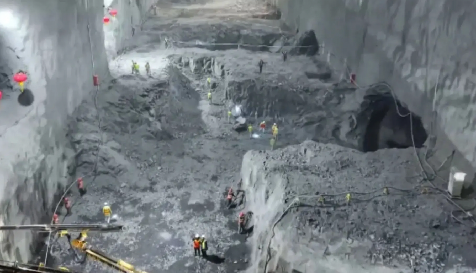 Mang vật liệu lên đỉnh 3.000 mét, dưới lòng đất 650 mét: Láng giềng Việt Nam đang xây công trình chưa từng có trên thế giới - Ảnh 1