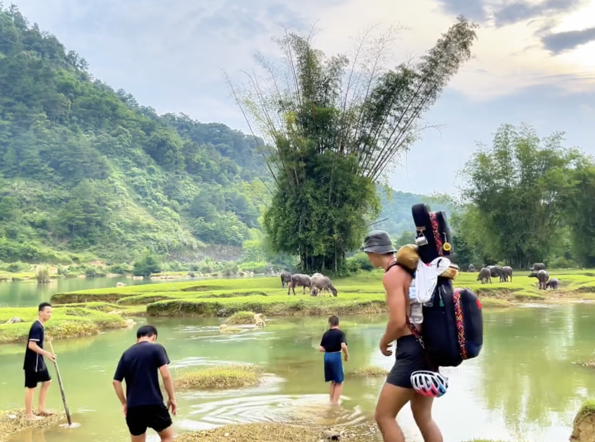 Cầm 200k rồi chạy biến đi mất, hành động quay lại của đứa trẻ vùng cao khiến khách Tây phải nể phục - Ảnh 1