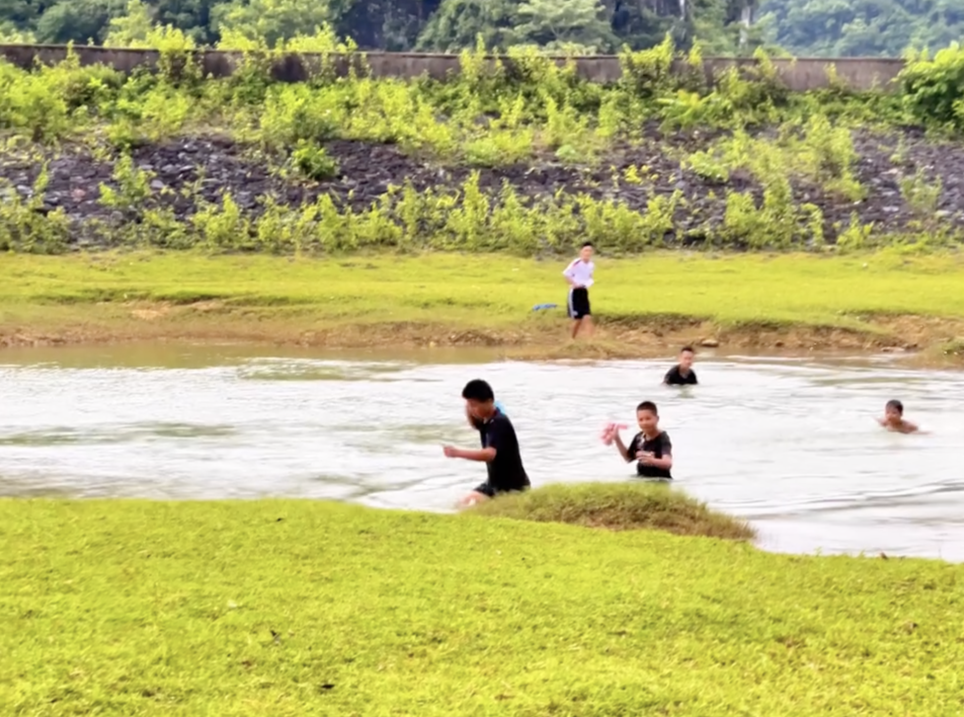 Cầm 200k rồi chạy biến đi mất, hành động quay lại của đứa trẻ vùng cao khiến khách Tây phải nể phục - Ảnh 4