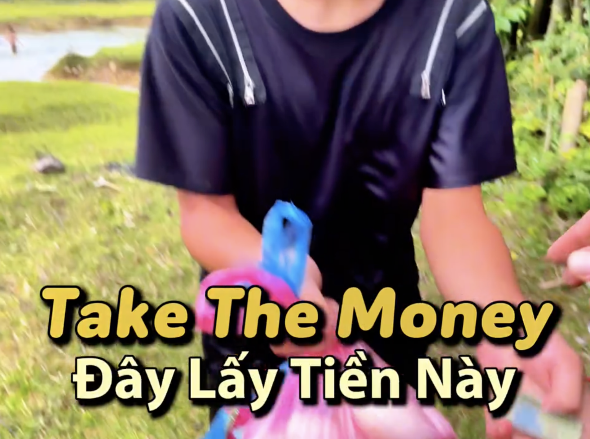 Cầm 200k rồi chạy biến đi mất, hành động quay lại của đứa trẻ vùng cao khiến khách Tây phải nể phục - Ảnh 5