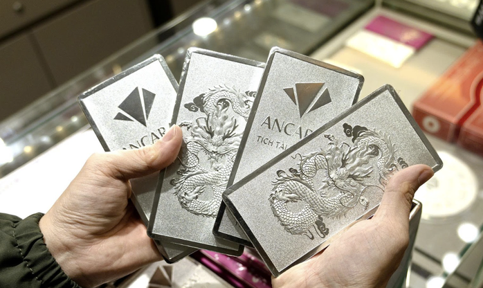 Cuối ngày 3-2, giá bạc phục hồi nhanh nhưng nhiều người vẫn khóc ròng vì "đu đỉnh" - Ảnh 1