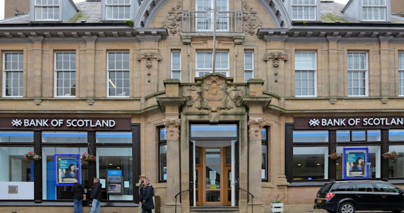 Nóng: Một ngân hàng hơn 300 năm tuổi vừa bị phạt hơn 5 tỷ đồng vì phạm lỗi nghiêm trọng - Ảnh 2