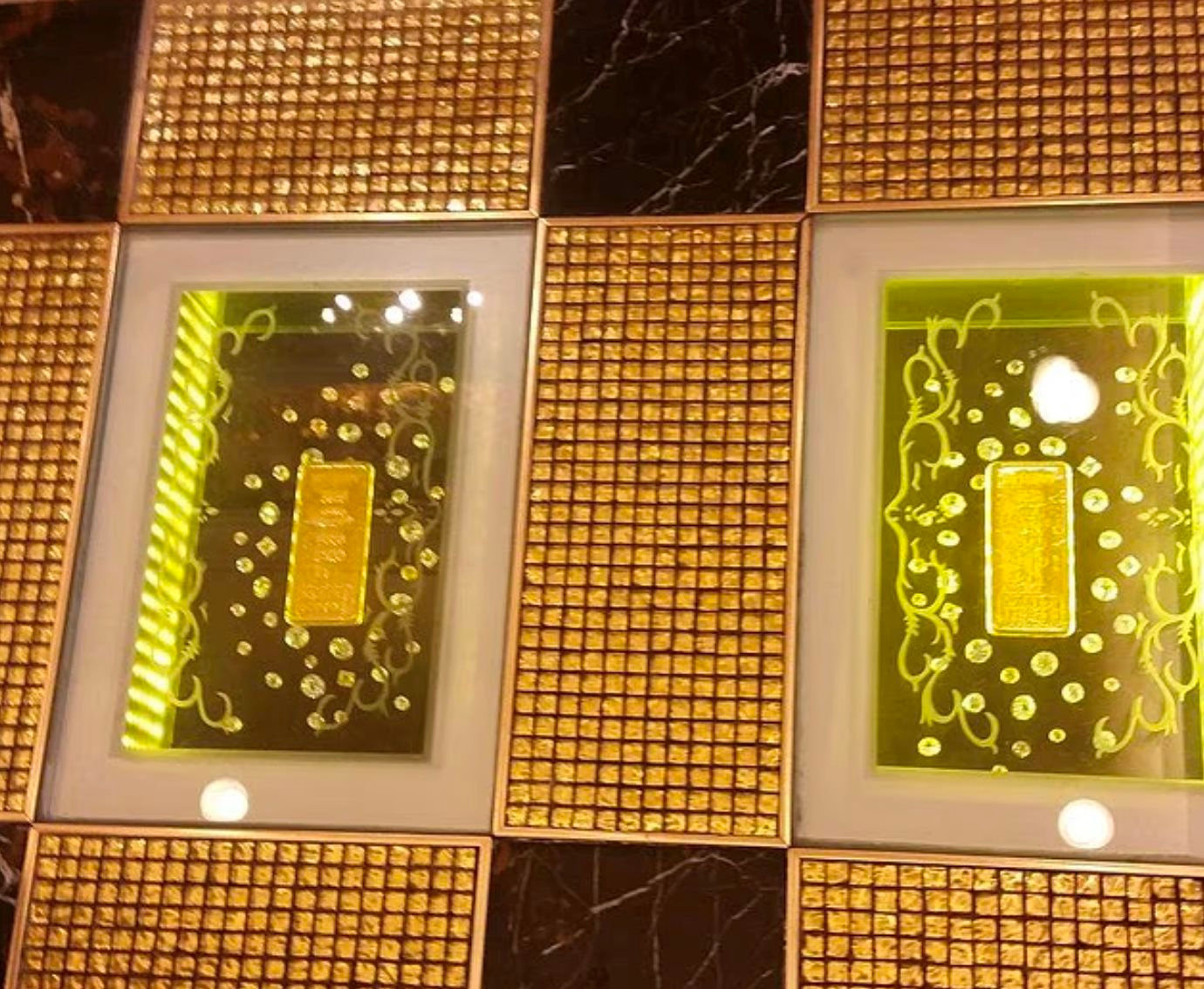 Gỡ gần 80 kg vàng nguyên khối dưới nền nhà đem bán, mang về gần 13 triệu USD - Ảnh 2