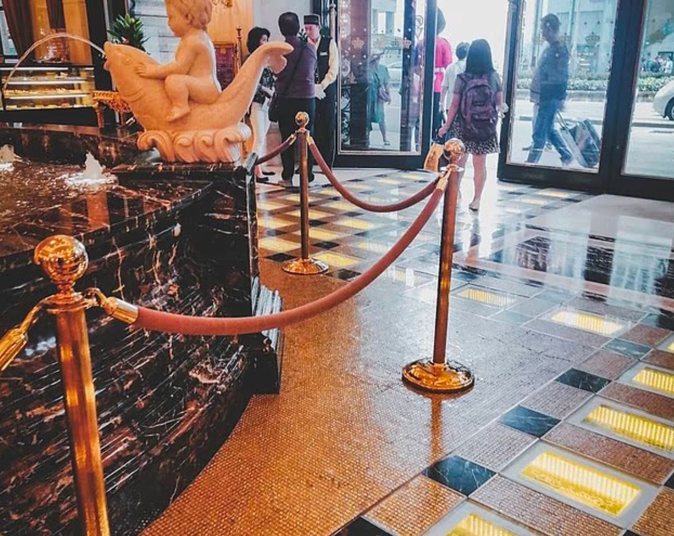 Gỡ gần 80 kg vàng nguyên khối dưới nền nhà đem bán, mang về gần 13 triệu USD - Ảnh 1