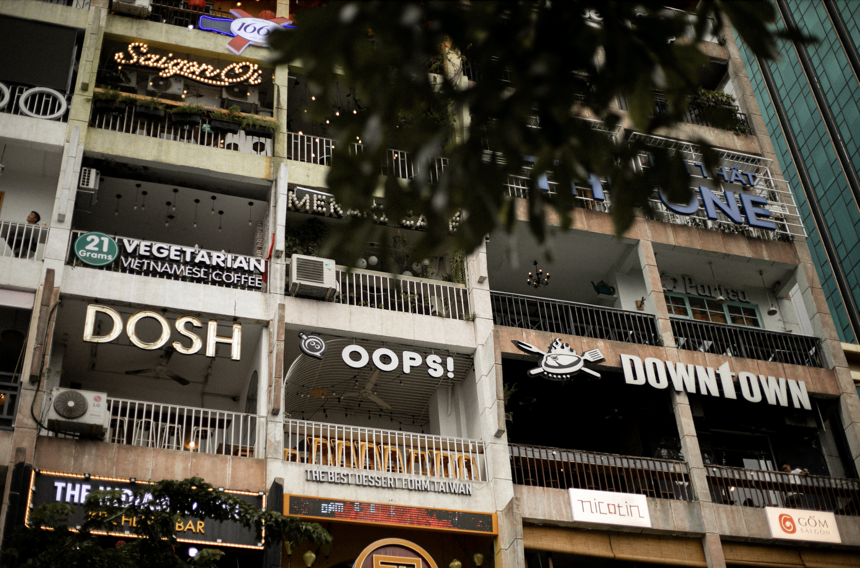 Chung cư 66 năm tuổi ở phố đi bộ Nguyễn Huệ từng lên báo Mỹ: Diện mạo sau chỉnh trang lạ lẫm, nhìn ảo như A.I - Ảnh 4