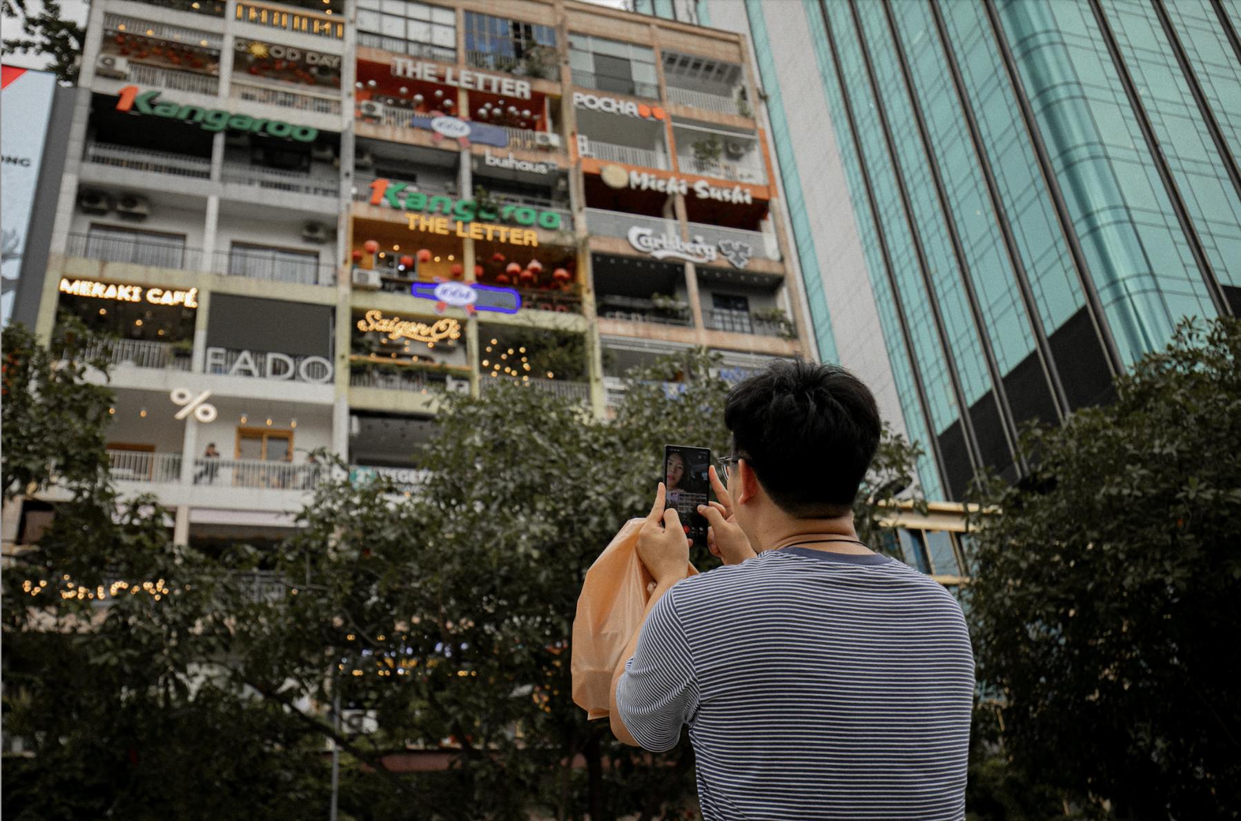 Chung cư 66 năm tuổi ở phố đi bộ Nguyễn Huệ từng lên báo Mỹ: Diện mạo sau chỉnh trang lạ lẫm, nhìn ảo như A.I - Ảnh 3