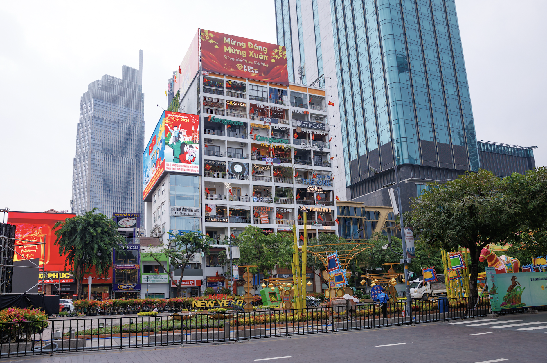 Chung cư 66 năm tuổi ở phố đi bộ Nguyễn Huệ từng lên báo Mỹ: Diện mạo sau chỉnh trang lạ lẫm, nhìn ảo như A.I - Ảnh 1