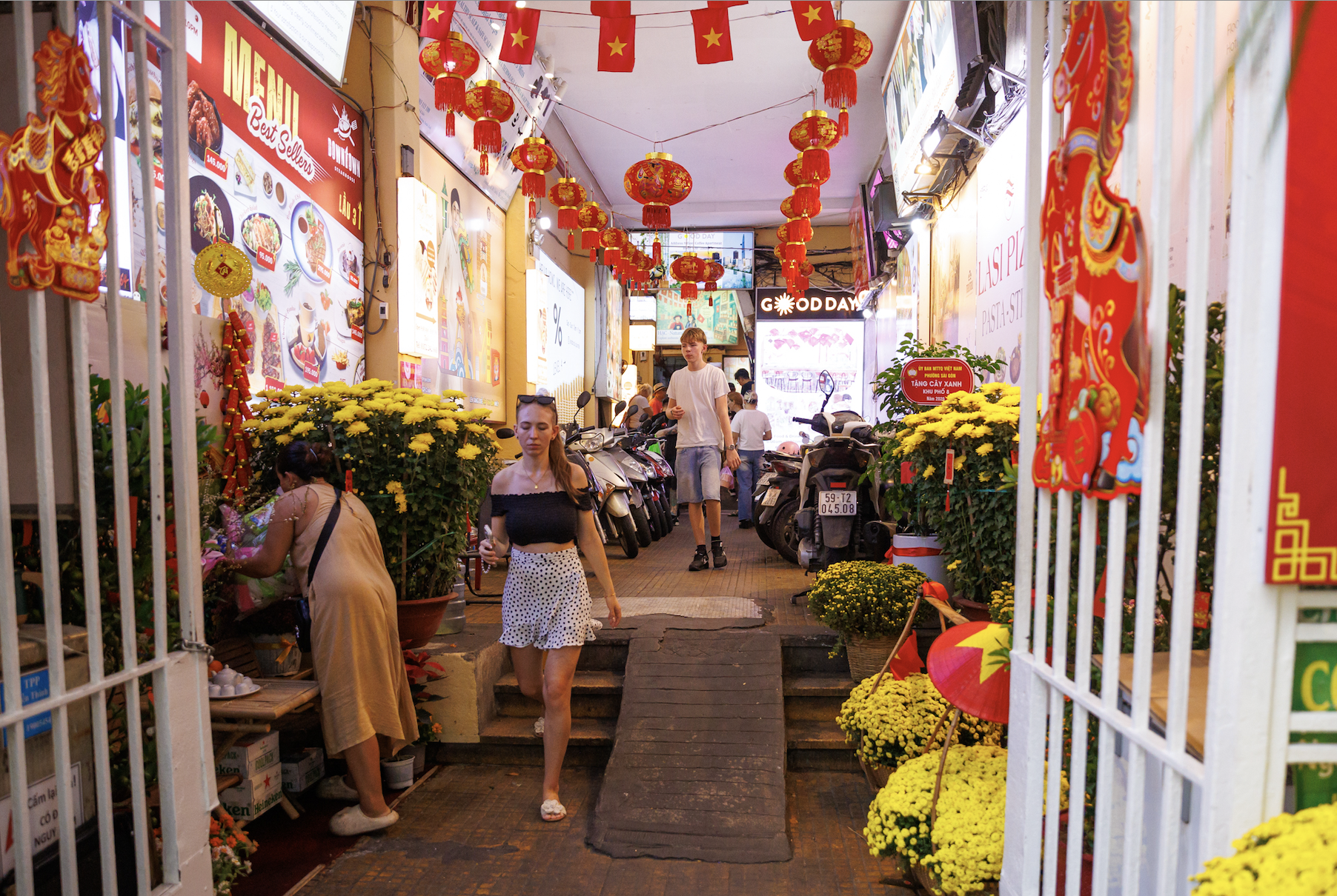 Chung cư 66 năm tuổi ở phố đi bộ Nguyễn Huệ từng lên báo Mỹ: Diện mạo sau chỉnh trang lạ lẫm, nhìn ảo như A.I - Ảnh 11