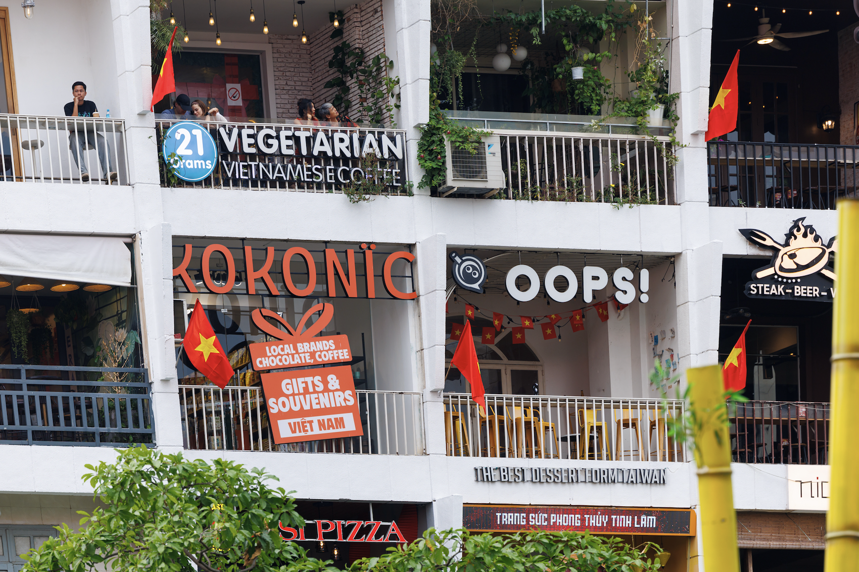 Chung cư 66 năm tuổi ở phố đi bộ Nguyễn Huệ từng lên báo Mỹ: Diện mạo sau chỉnh trang lạ lẫm, nhìn ảo như A.I - Ảnh 7