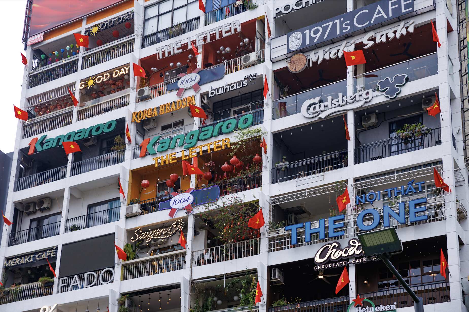 Chung cư 66 năm tuổi ở phố đi bộ Nguyễn Huệ từng lên báo Mỹ: Diện mạo sau chỉnh trang lạ lẫm, nhìn ảo như A.I - Ảnh 10