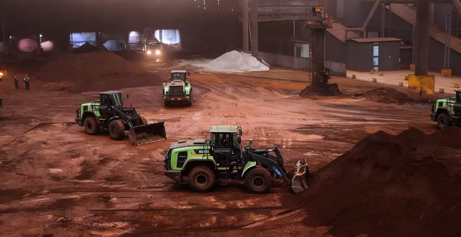 Trung Quốc lại gây sốc ngành vận tải: Tạo ra máy xúc điện tải trọng hơn 120 tấn, hiệu năng ngang ngửa chạy dầu diesel - Ảnh 1