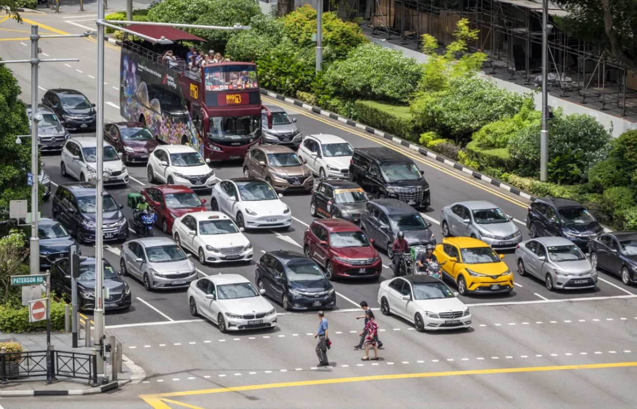 Kỳ lạ quốc gia bội thu thuế từ ô tô, tiền thu được vượt cả GDP một nước, người dân không dám than phiền - Ảnh 1