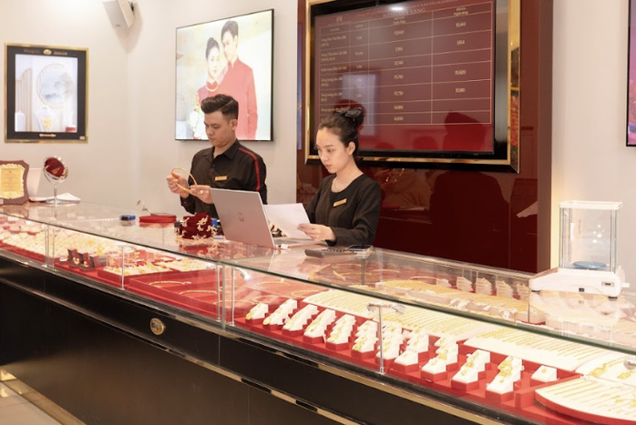 Sáng mùng 1 Tết, giá vàng miếng SJC và vàng nhẫn tiếp tục giảm sâu - Ảnh 1