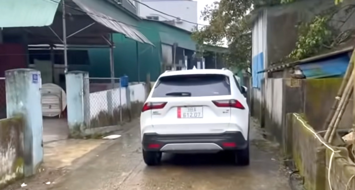 Công an làm việc với tài xế đỗ ô tô 'khoá đuôi', còn thách thức 'đỗ đến mai' - Ảnh 2