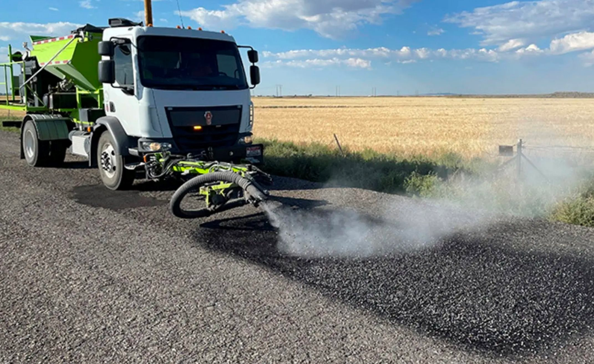 Phát hiện đội xe tải lạ nặng 15 tấn, dùng công nghệ cao vá ổ gà chỉ trong 2 phút, nhanh gấp 7 lần bình thường - Ảnh 1