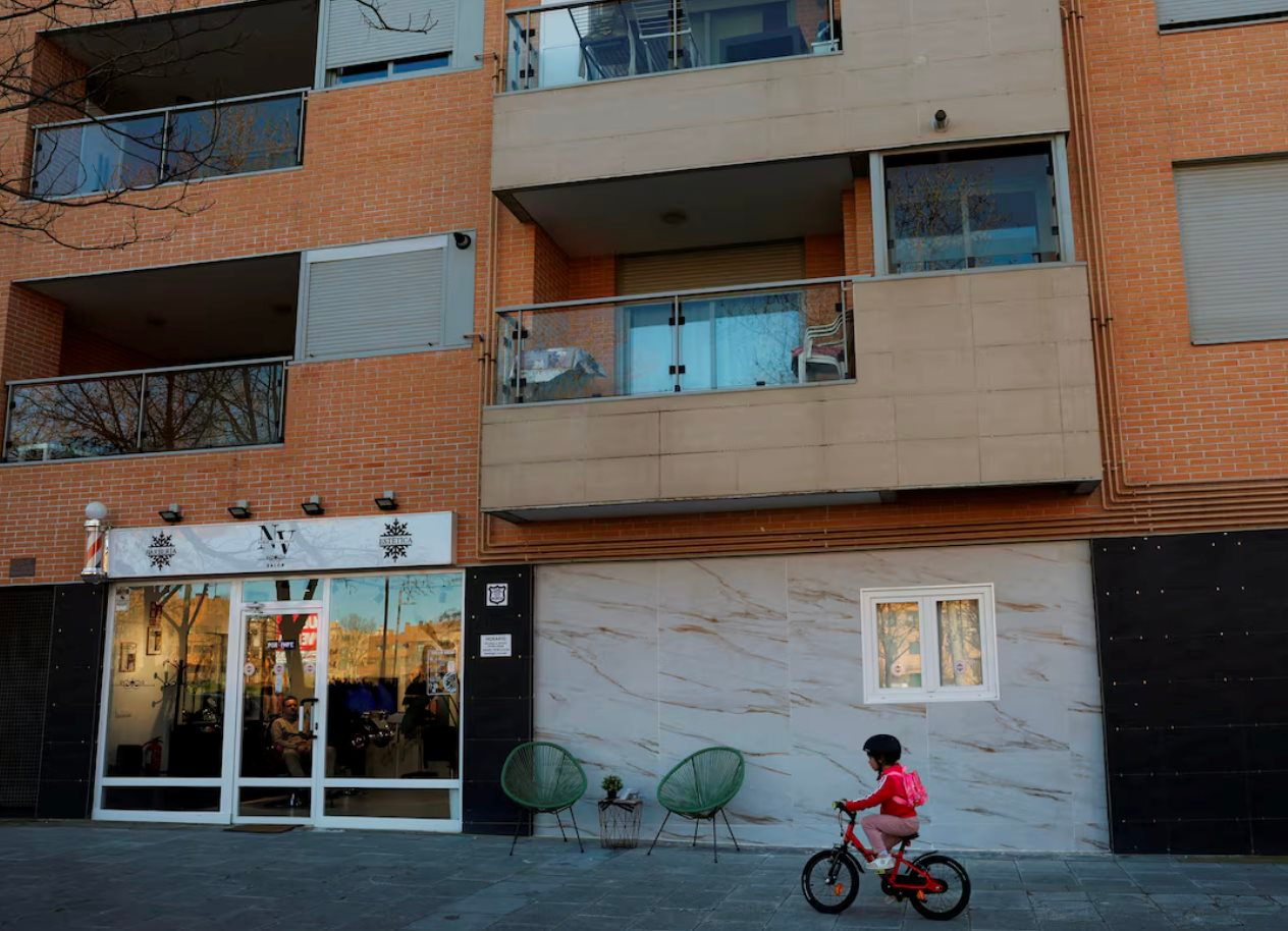 Buồn của người trẻ sống giữa nền kinh tế top đầu thế giới: Bỏ 2,5 tỷ đồng chỉ để mua một phòng ngủ trong nhà - Ảnh 1