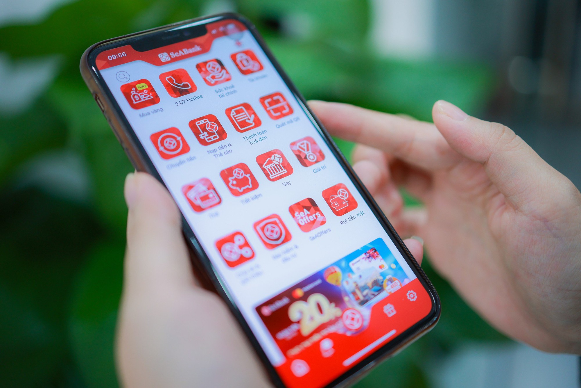 Nhiều ngân hàng đua nhau thu hút tiền gửi của khách trong dịp Tết - Ảnh 1