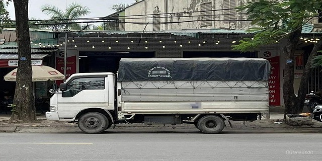 Phát hiện xe tải màu xám lạ, công an Việt Nam lập tức theo dõi giám sát - Ảnh 1