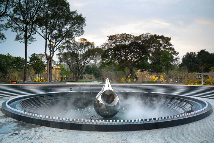 Cách TP.HCM 'đánh thức' những khu đất vàng bị 'quây tôn' giữa lòng đô thị - Ảnh 1