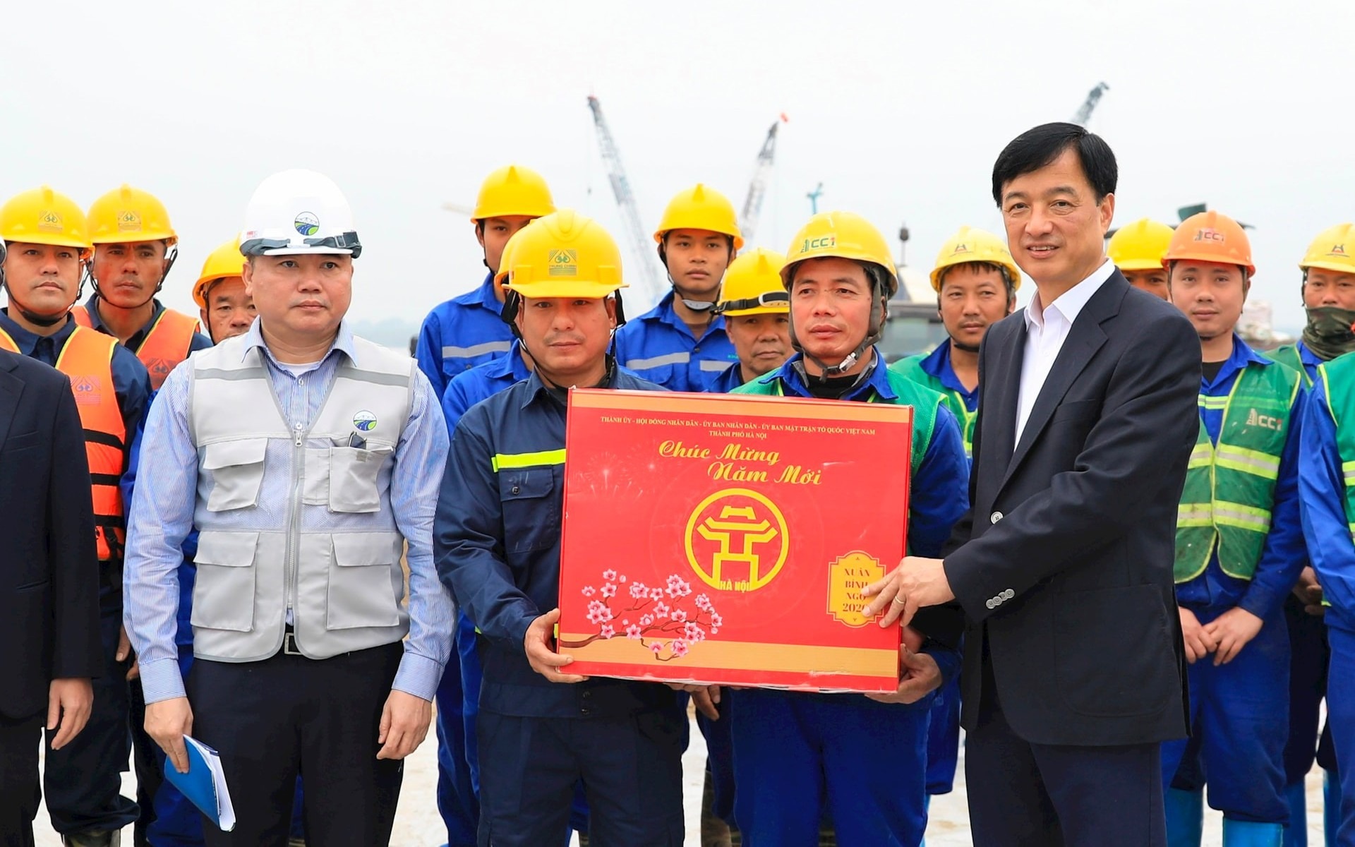 Công nhân bám công trường trọng điểm, làm việc xuyên Tết Bính Ngọ 2026 - Ảnh 5