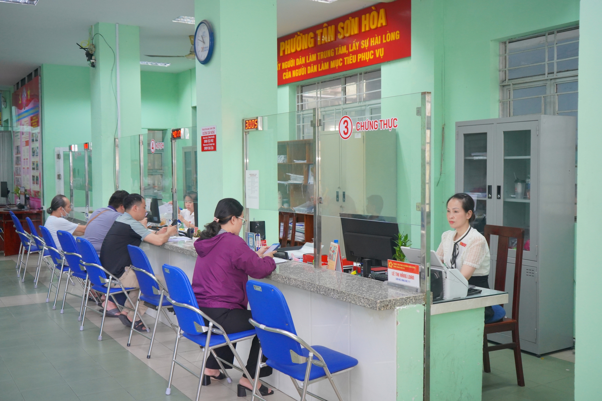 Phấn khởi "xông đất" công sở - Ảnh 1