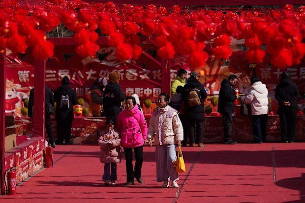 “Tôi sẵn sàng làm bất cứ điều gì để không phải trốn trong nhà vệ sinh và khóc trong bữa cơm tất niên”: Chuyện gì đang xảy ra với giới trẻ Trung Quốc? - Ảnh 1