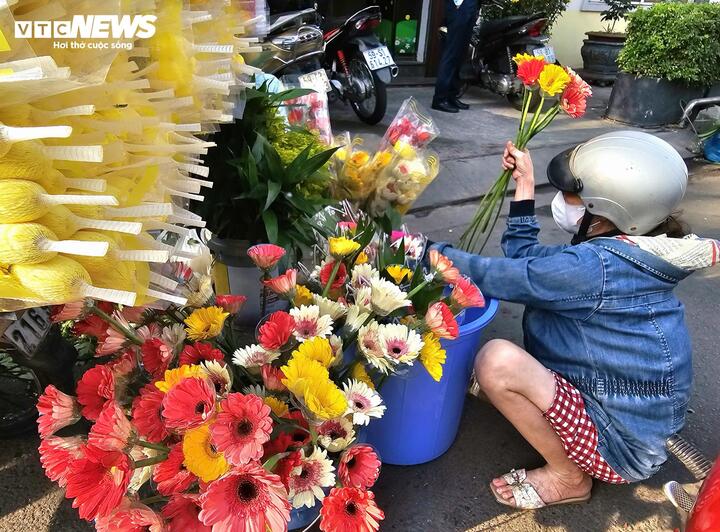 Thị trường hoa tươi, đồ cúng sôi động trước ngày vía Thần Tài - Ảnh 3