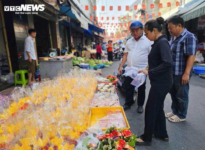 Thị trường hoa tươi, đồ cúng sôi động trước ngày vía Thần Tài - Ảnh 10
