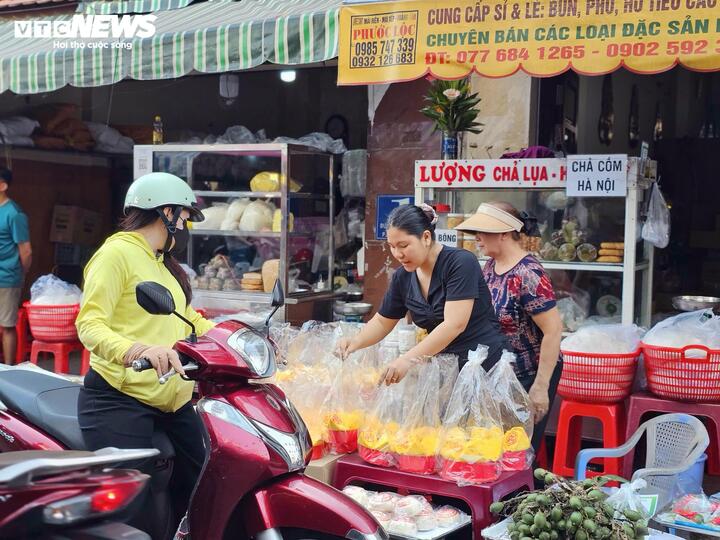 Thị trường hoa tươi, đồ cúng sôi động trước ngày vía Thần Tài - Ảnh 8