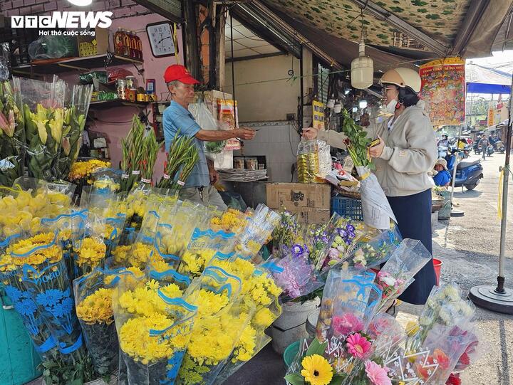 Thị trường hoa tươi, đồ cúng sôi động trước ngày vía Thần Tài - Ảnh 7