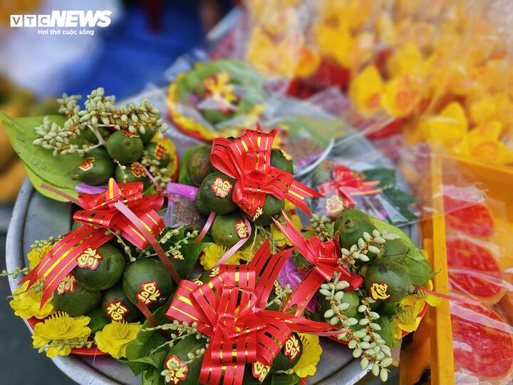 Thị trường hoa tươi, đồ cúng sôi động trước ngày vía Thần Tài - Ảnh 18