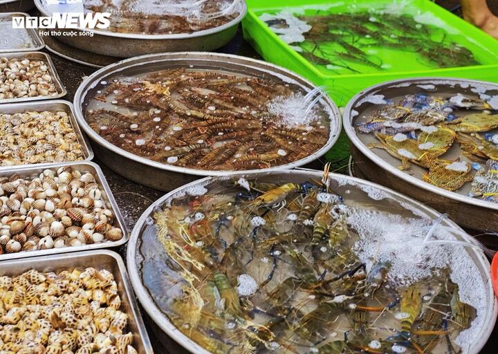 Thị trường hoa tươi, đồ cúng sôi động trước ngày vía Thần Tài - Ảnh 19